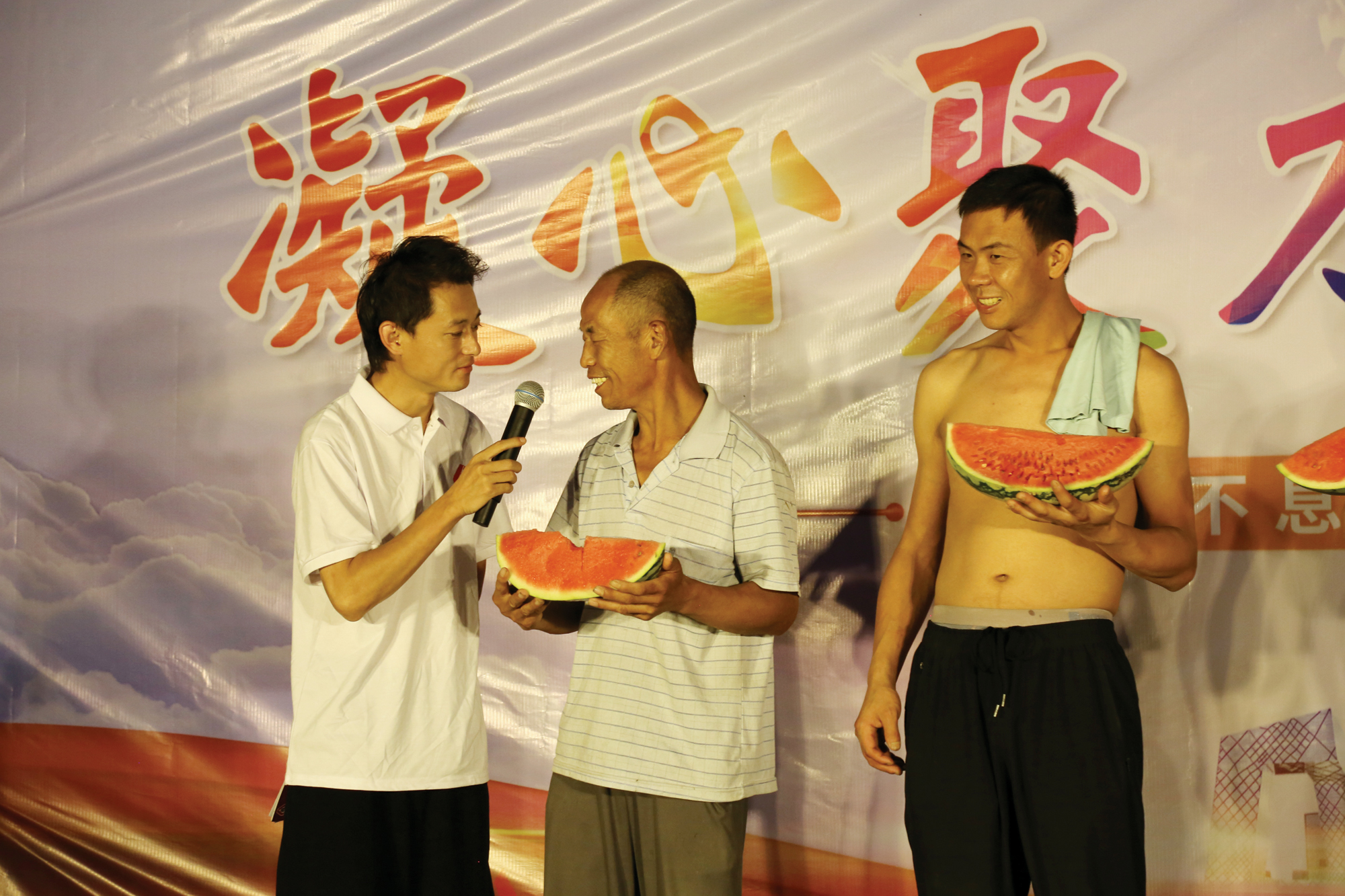 文艺演出进工地 情暖一线建设者 ——集团公司开展工地巡回文艺慰问演出活动(图2) 文艺演出进工地 情暖一线建设者 ——集团公司开展工地巡回文艺慰问演出活动(图2)