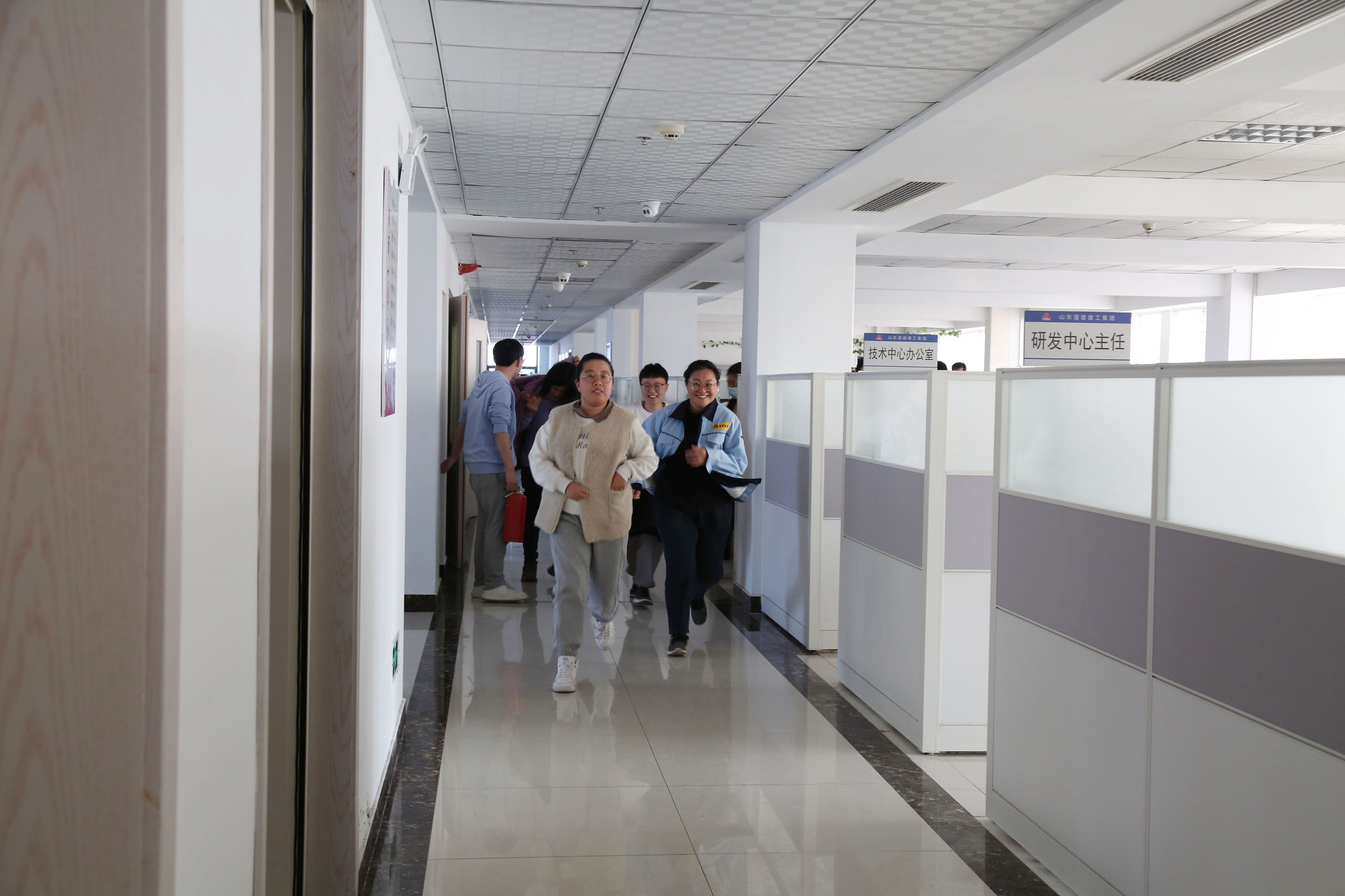 增强消防安全意识 提高火灾自救本领 ——集团公司组织开展消防安全演练活动(图3) 增强消防安全意识 提高火灾自救本领 ——集团公司组织开展消防安全演练活动(图3)