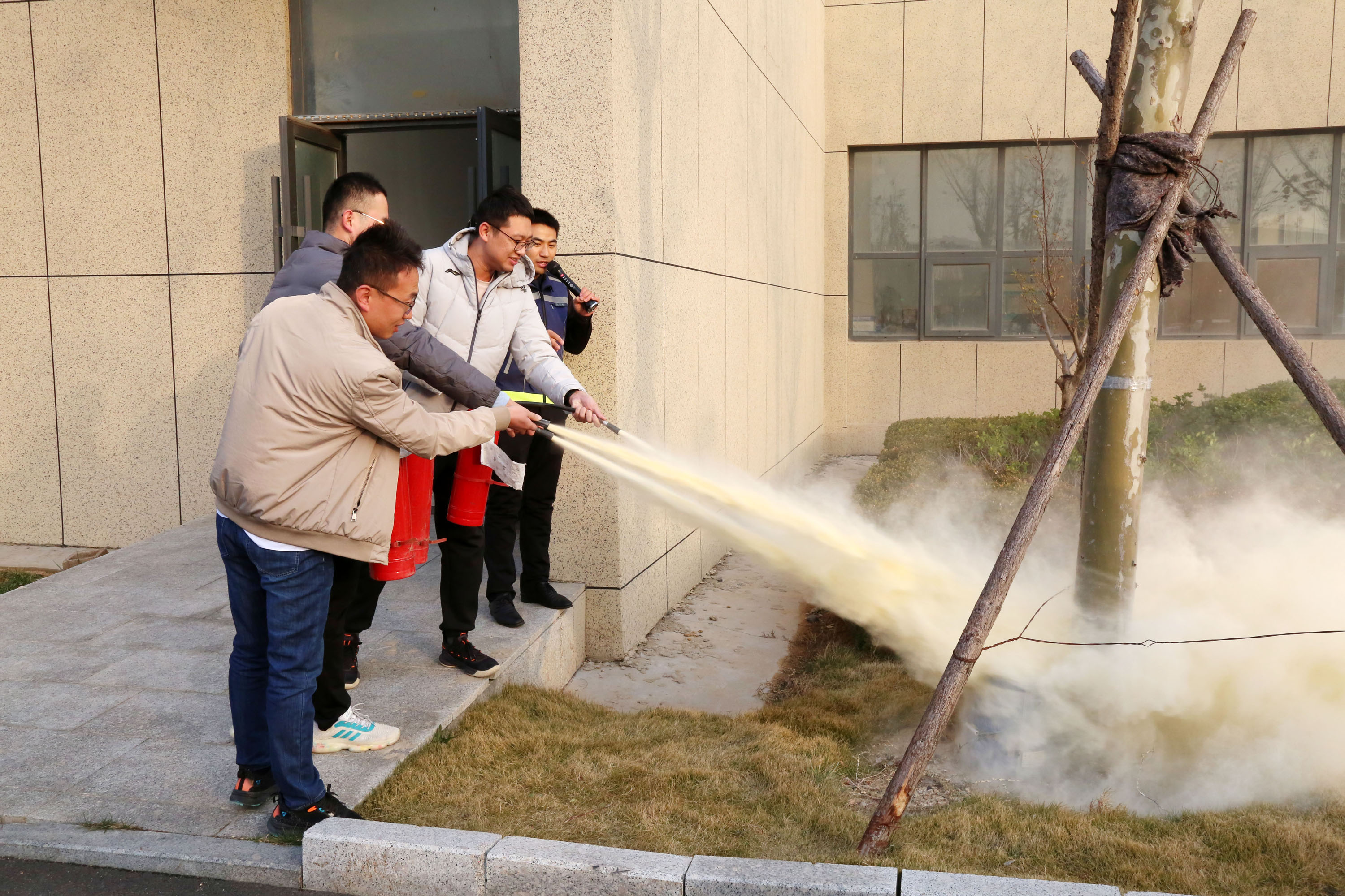 增强消防安全意识 提高火灾自救本领 ——集团公司组织开展消防安全演练活动(图4) 增强消防安全意识 提高火灾自救本领 ——集团公司组织开展消防安全演练活动(图4)