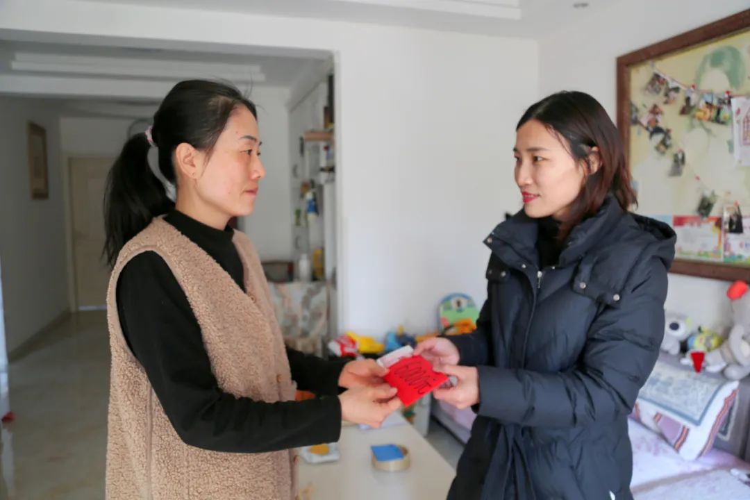 集团公司为困难职工发放救助金(图1) 集团公司为困难职工发放救助金(图1)