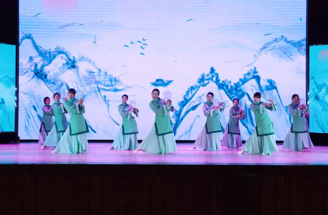 乘风破浪再出发 旗开得胜创佳绩——蓬建集团2023年度总结表彰暨2024年度工作部署大会活动侧记(图6) 乘风破浪再出发 旗开得胜创佳绩——蓬建集团2023年度总结表彰暨2024年度工作部署大会活动侧记(图6)