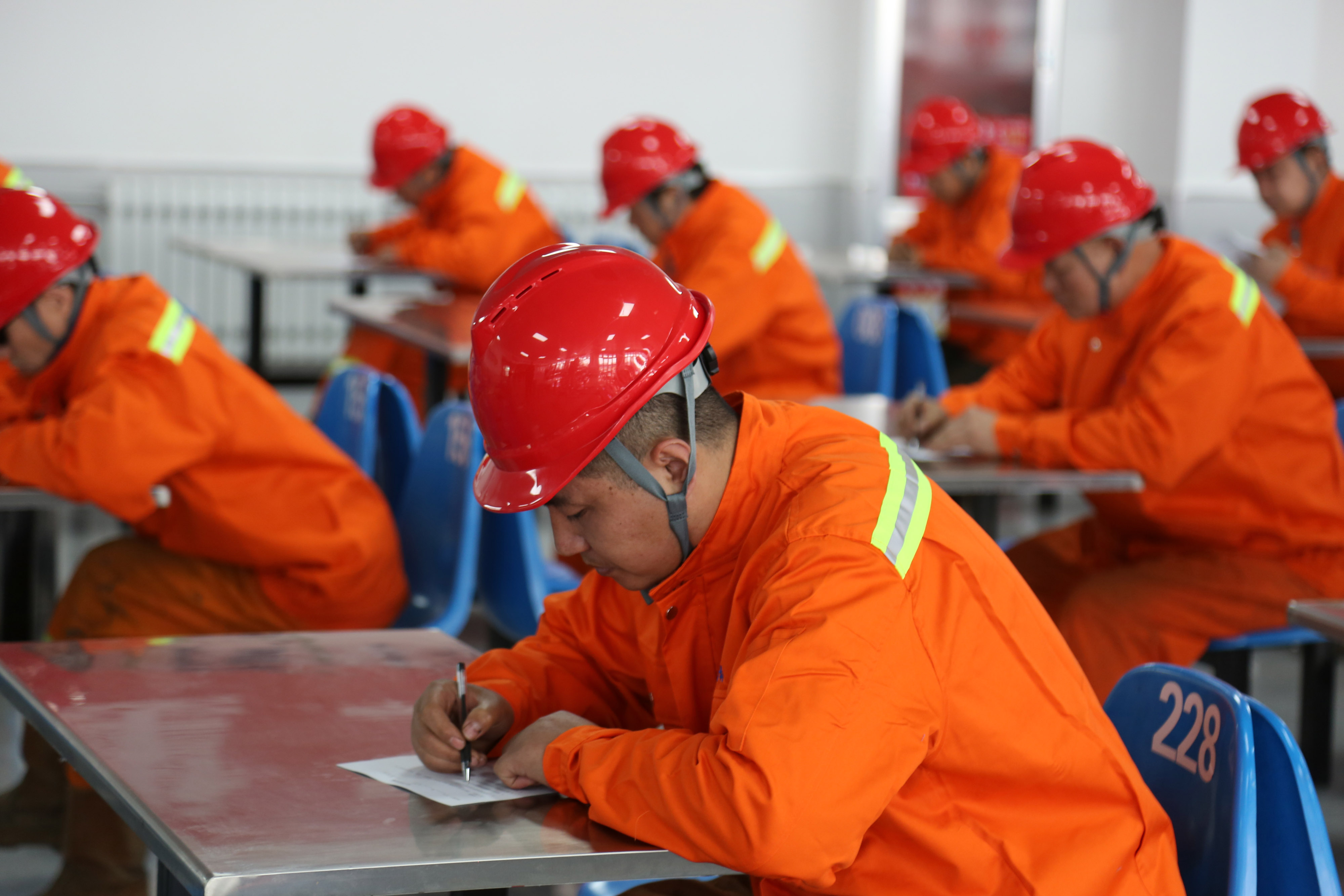 比武切磋亮绝技 技能竞赛显身手 ——蓬建工业园组织开展2024年第一季度(焊工)技能大比武(图2) 比武切磋亮绝技 技能竞赛显身手 ——蓬建工业园组织开展2024年第一季度(焊工)技能大比武(图2)