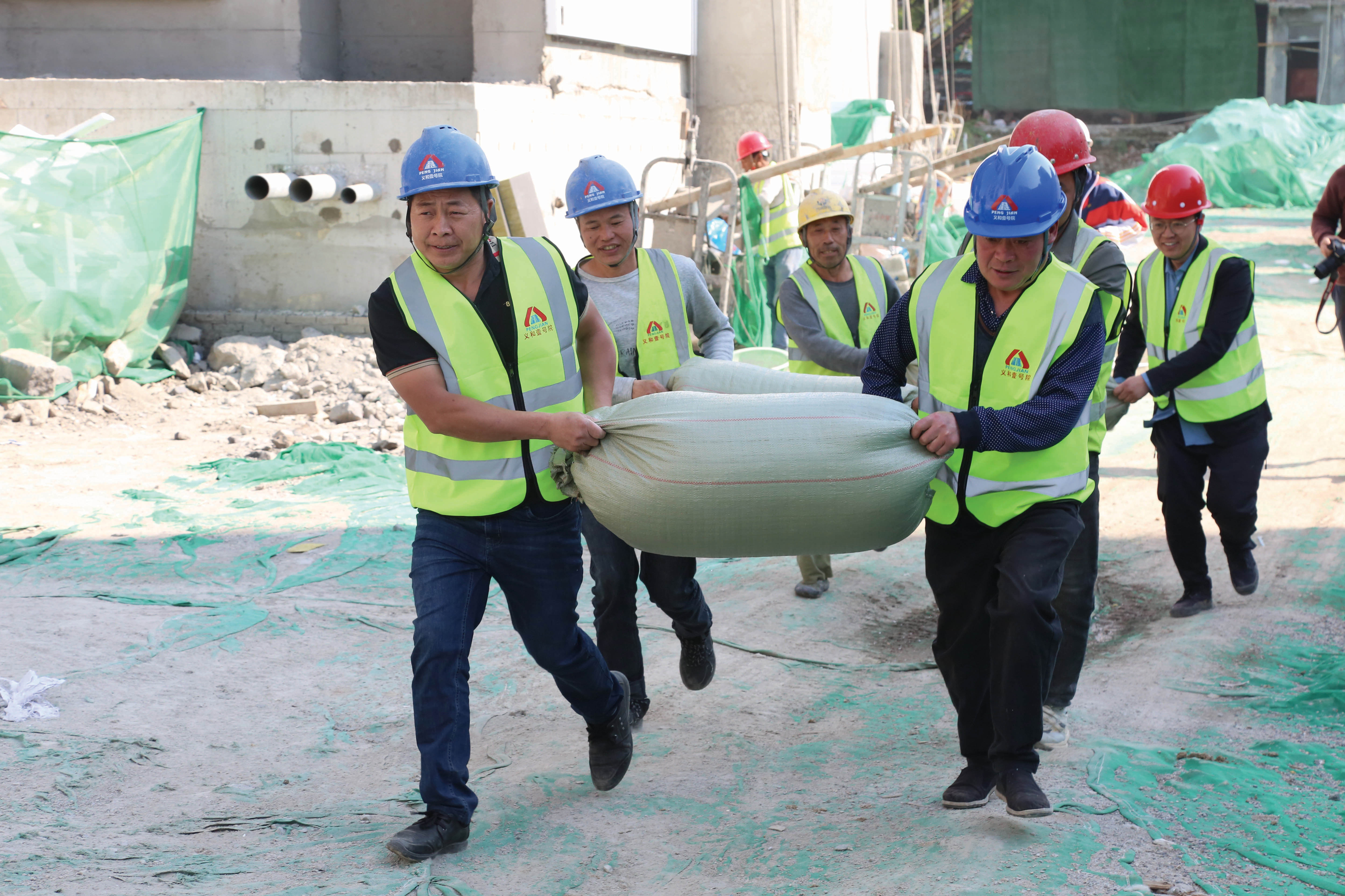 以“迅”应“汛” 筑牢防汛度汛安全防线 ——义和·壹号院组织开展建筑工地防汛抢险应急预案实战演练(图2) 以“迅”应“汛” 筑牢防汛度汛安全防线 ——义和·壹号院组织开展建筑工地防汛抢险应急预案实战演练(图2)
