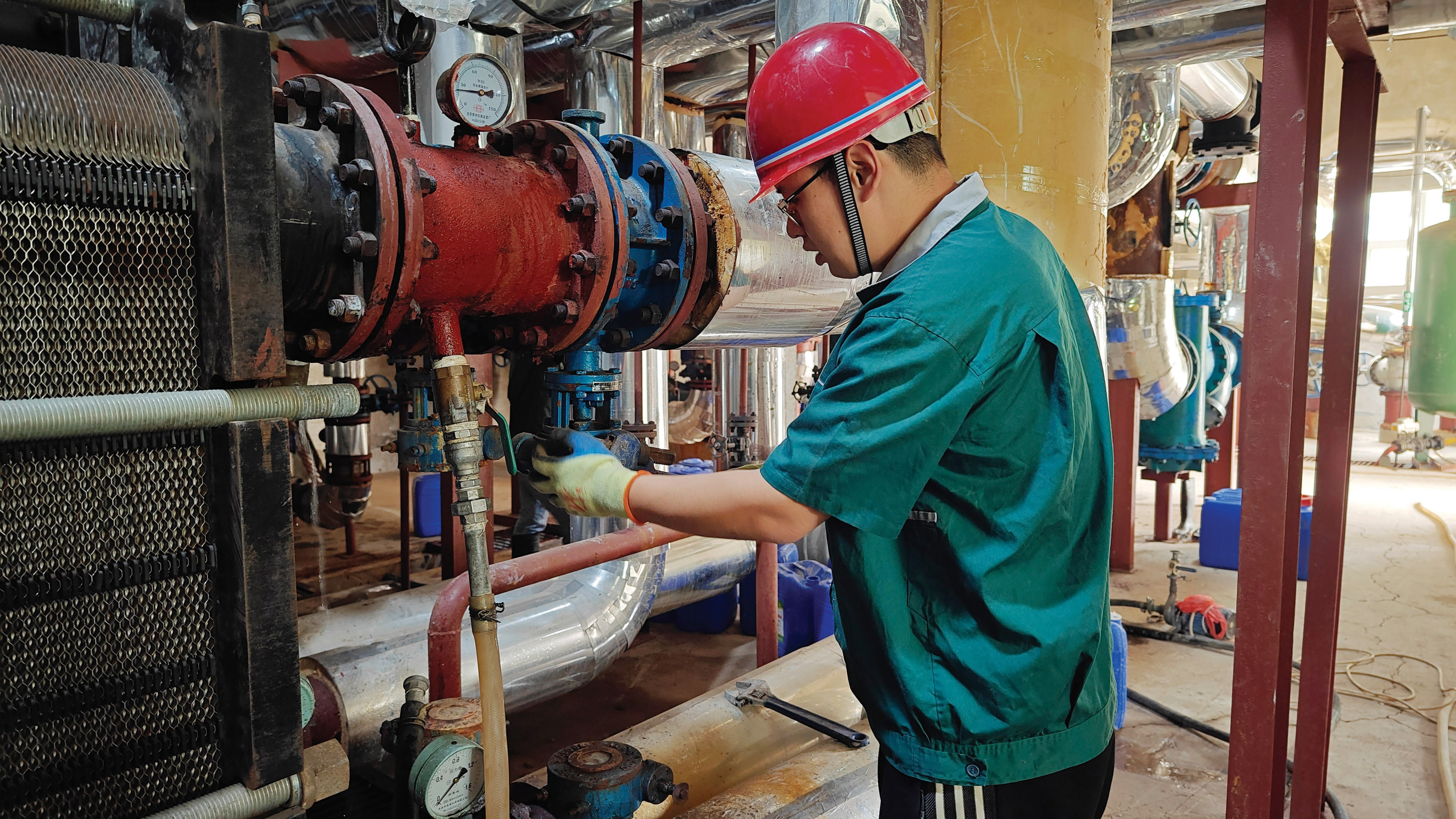 无惧酷暑,勠力同心忙检修 ——滨海热力扎实开展板式换热器清洗工作(图2) 无惧酷暑,勠力同心忙检修 ——滨海热力扎实开展板式换热器清洗工作(图2)