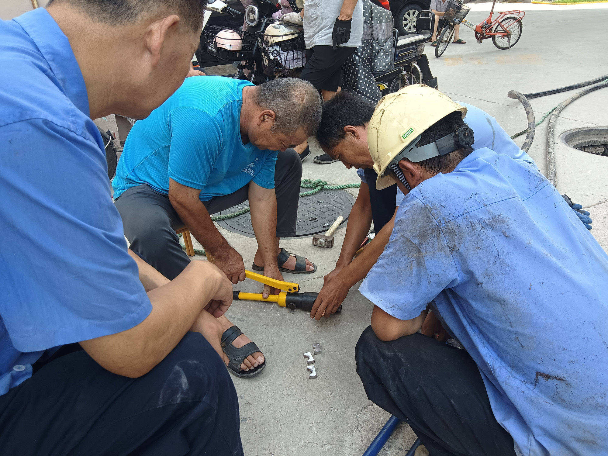 齐心协力忙抢修 真情服务为业主(图2) 齐心协力忙抢修 真情服务为业主(图2)