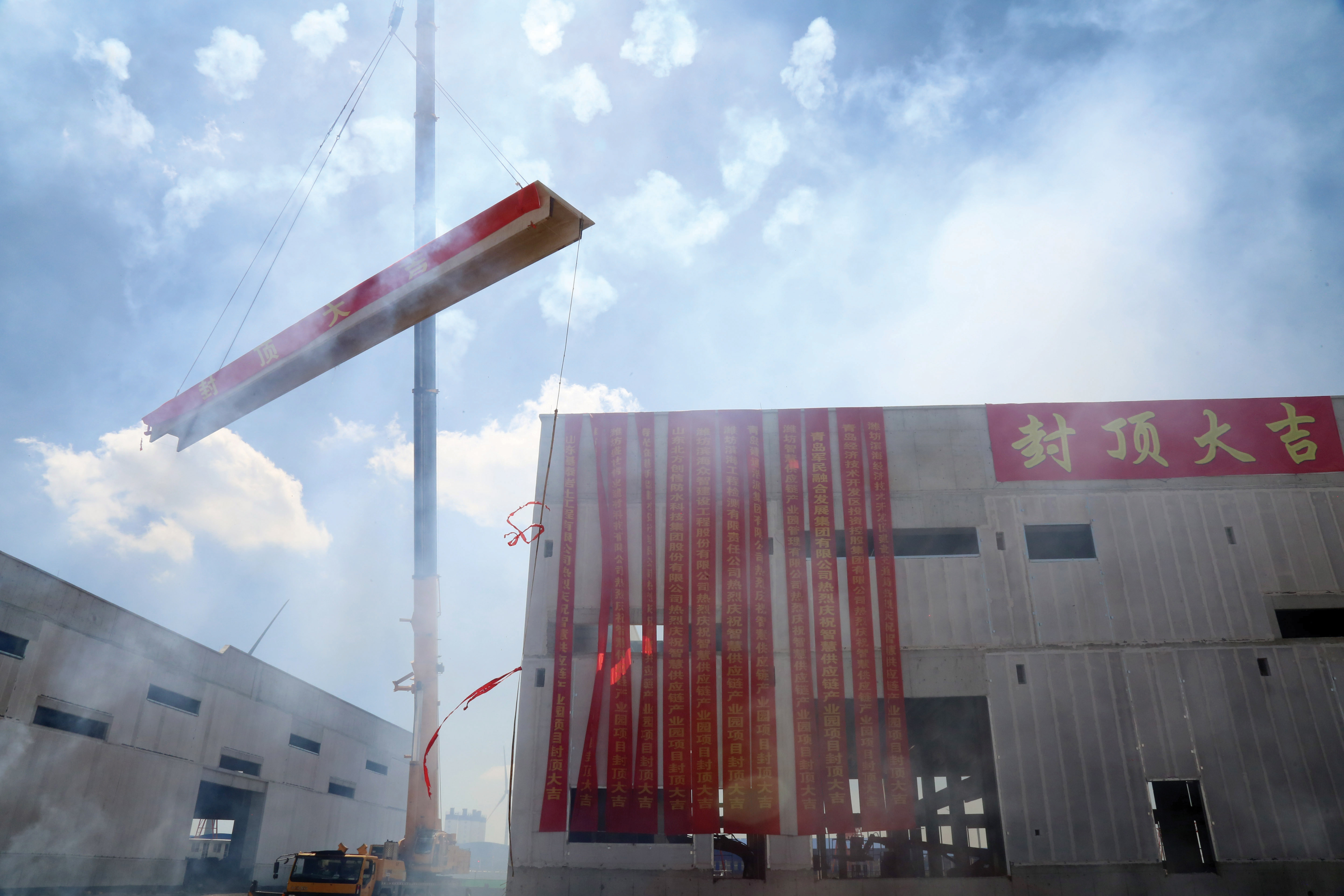 潍坊高端智慧供应链产业园一期一标段项目顺利封顶(图1) 潍坊高端智慧供应链产业园一期一标段项目顺利封顶(图1)