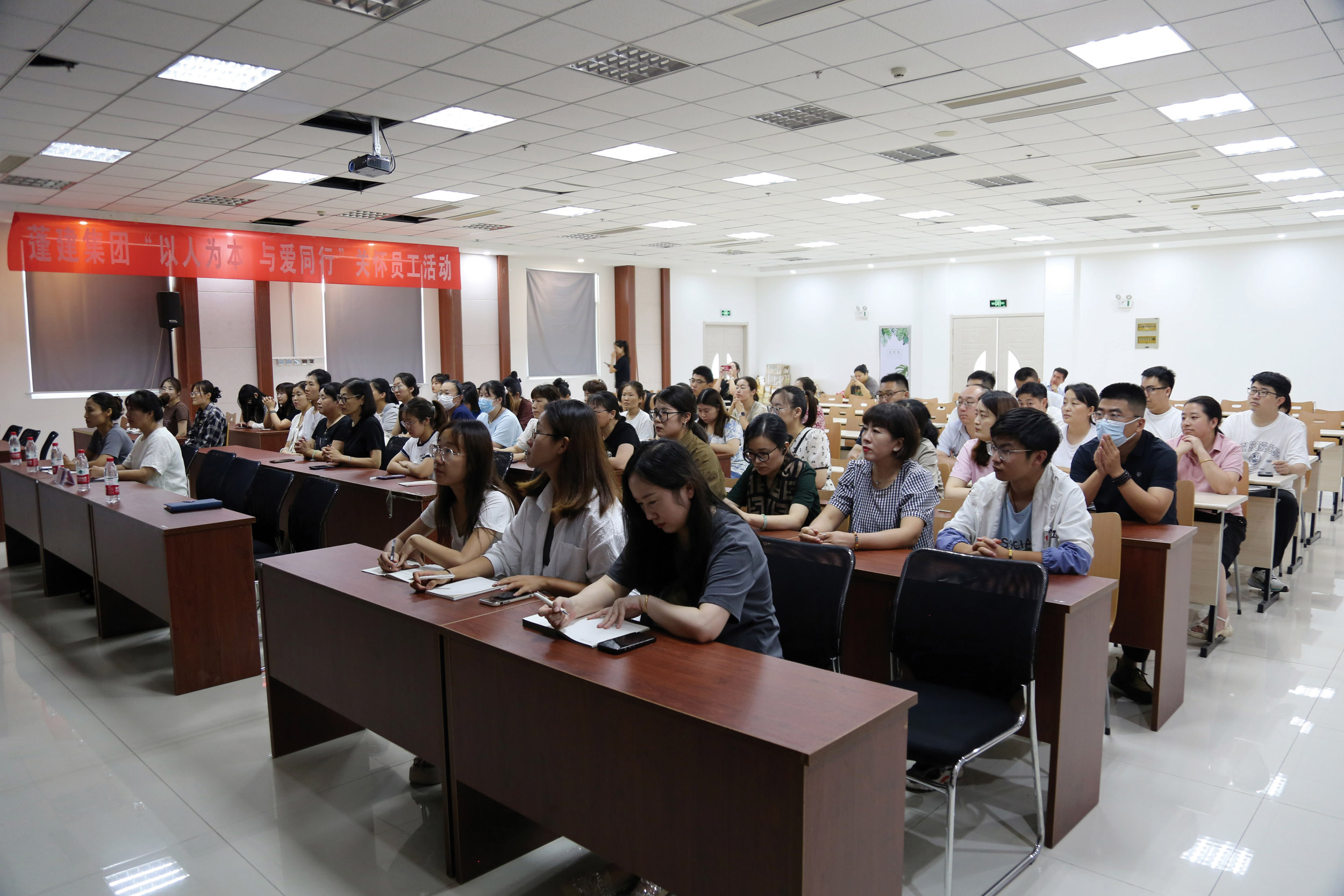 以人为本 与爱同行 ——蓬建集团关怀员工系列活动第二期知识讲座成功举行(图1) 以人为本 与爱同行 ——蓬建集团关怀员工系列活动第二期知识讲座成功举行(图1)