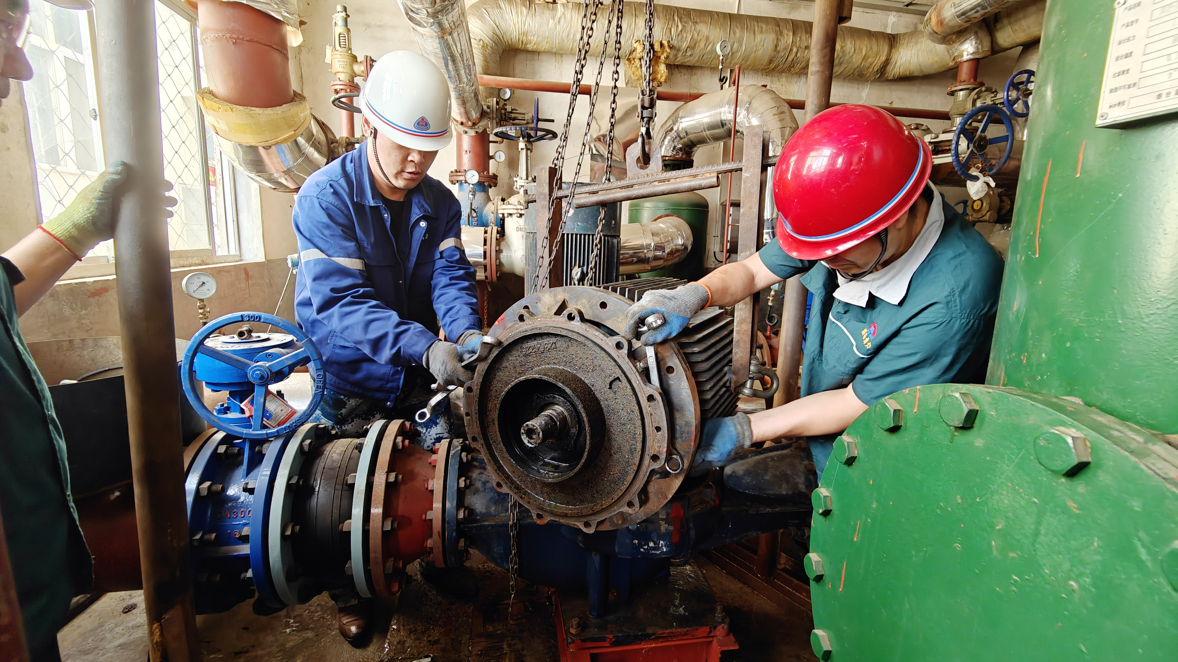 精修细查,换热站里“问诊忙” ——滨海热力扎实开展供热设施检修工作(图2) 精修细查,换热站里“问诊忙” ——滨海热力扎实开展供热设施检修工作(图2)