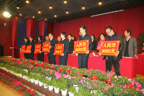 39万余元重奖特别贡献者(图3) 39万余元重奖特别贡献者(图3)