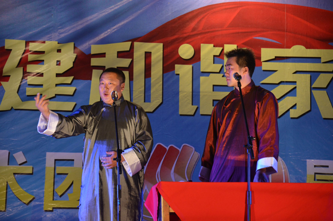 工地上演嘉年华——记蓬建艺术团首场慰问演出(图3) 工地上演嘉年华——记蓬建艺术团首场慰问演出(图3)