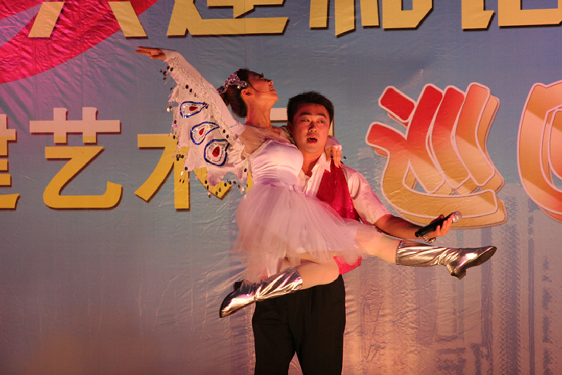 工地上演嘉年华——记蓬建艺术团首场慰问演出(图4) 工地上演嘉年华——记蓬建艺术团首场慰问演出(图4)