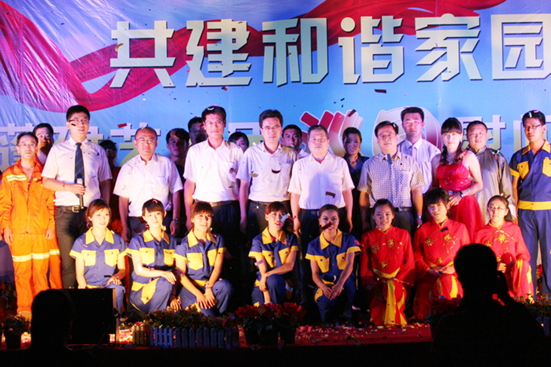 工地上演嘉年华——记蓬建艺术团首场慰问演出(图5) 工地上演嘉年华——记蓬建艺术团首场慰问演出(图5)