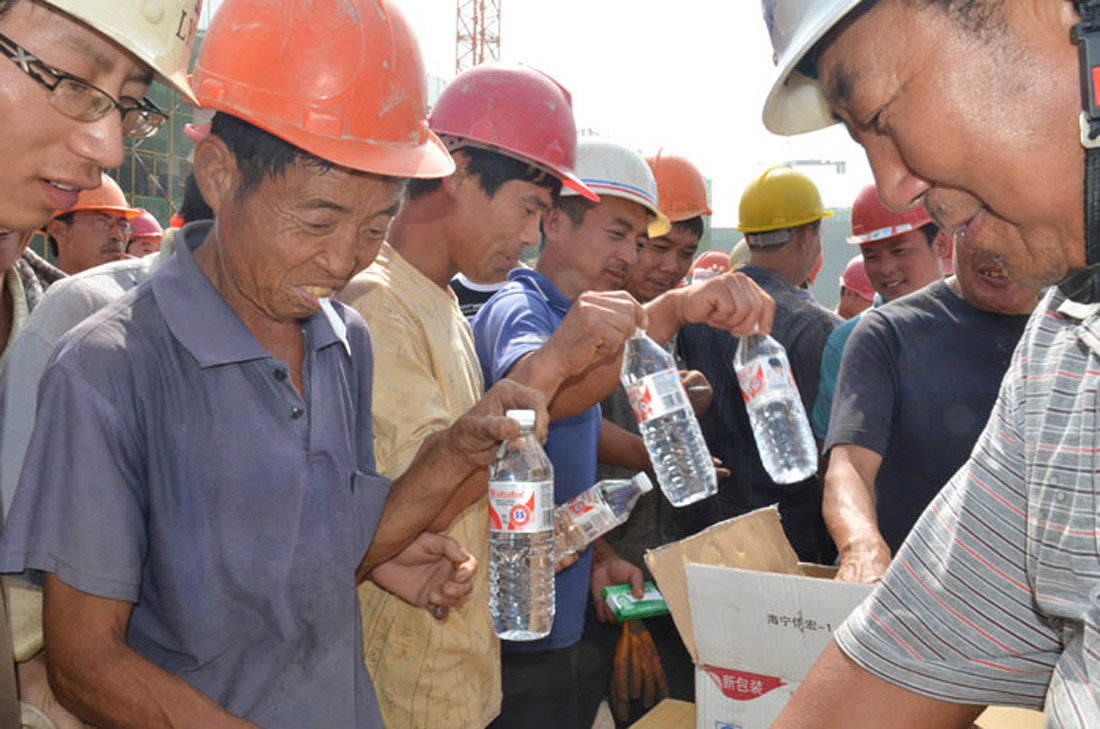 烈日炎炎 凉泉甜甜——集团公司到工地送凉爽(图1) 烈日炎炎 凉泉甜甜——集团公司到工地送凉爽(图1)