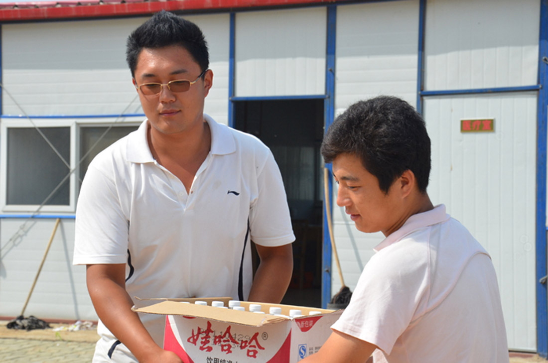 烈日炎炎 凉泉甜甜——集团公司到工地送凉爽(图2) 烈日炎炎 凉泉甜甜——集团公司到工地送凉爽(图2)