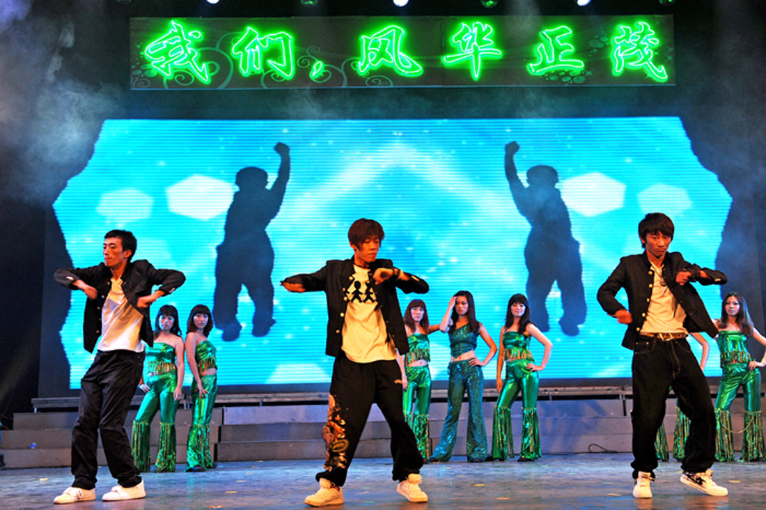 我们,风华正茂--山东蓬建建工集团43周年庆典曁蓬建艺术团揭牌晚会举行(图12) 我们,风华正茂--山东蓬建建工集团43周年庆典曁蓬建艺术团揭牌晚会举行(图12)
