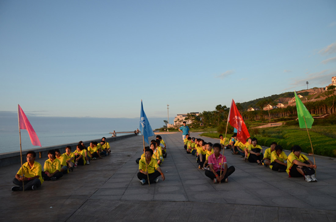 篝火燃激情,烟花载欢乐--集团公司首次举行篝火晚会(图2) 篝火燃激情,烟花载欢乐--集团公司首次举行篝火晚会(图2)