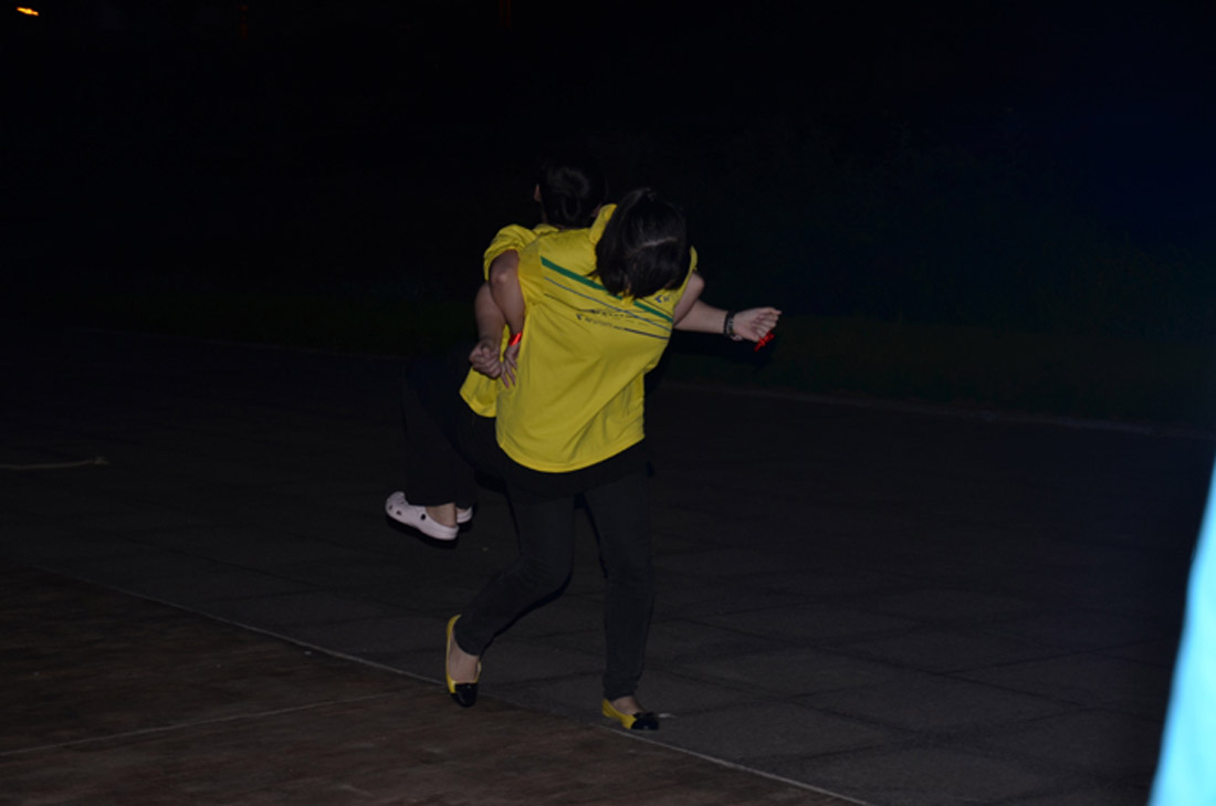 篝火燃激情,烟花载欢乐--集团公司首次举行篝火晚会(图4) 篝火燃激情,烟花载欢乐--集团公司首次举行篝火晚会(图4)