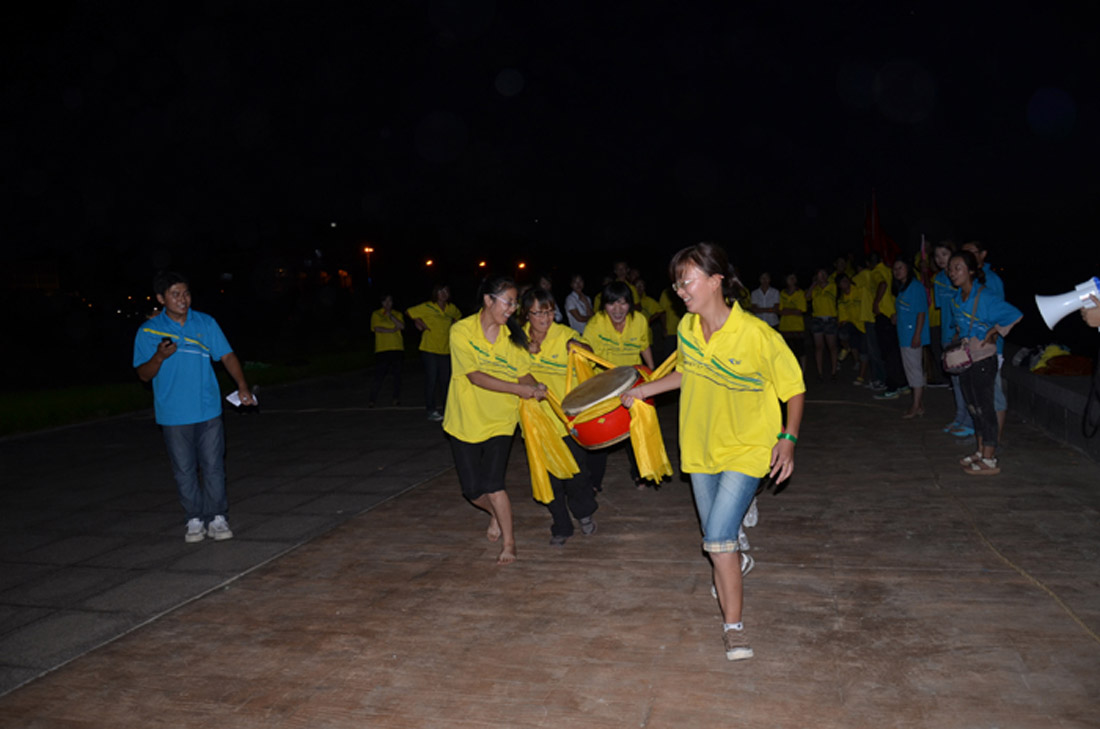 篝火燃激情,烟花载欢乐--集团公司首次举行篝火晚会(图5) 篝火燃激情,烟花载欢乐--集团公司首次举行篝火晚会(图5)