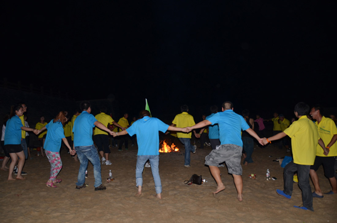 篝火燃激情,烟花载欢乐--集团公司首次举行篝火晚会(图8) 篝火燃激情,烟花载欢乐--集团公司首次举行篝火晚会(图8)