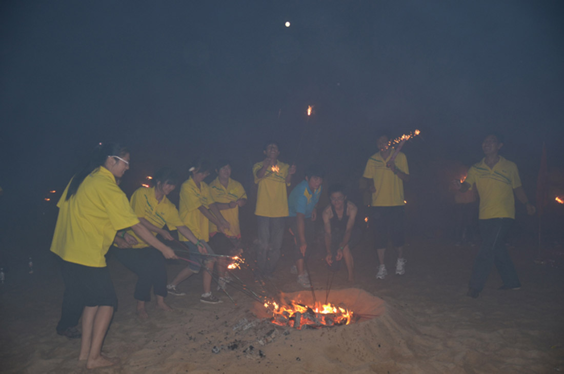 篝火燃激情,烟花载欢乐--集团公司首次举行篝火晚会(图9) 篝火燃激情,烟花载欢乐--集团公司首次举行篝火晚会(图9)