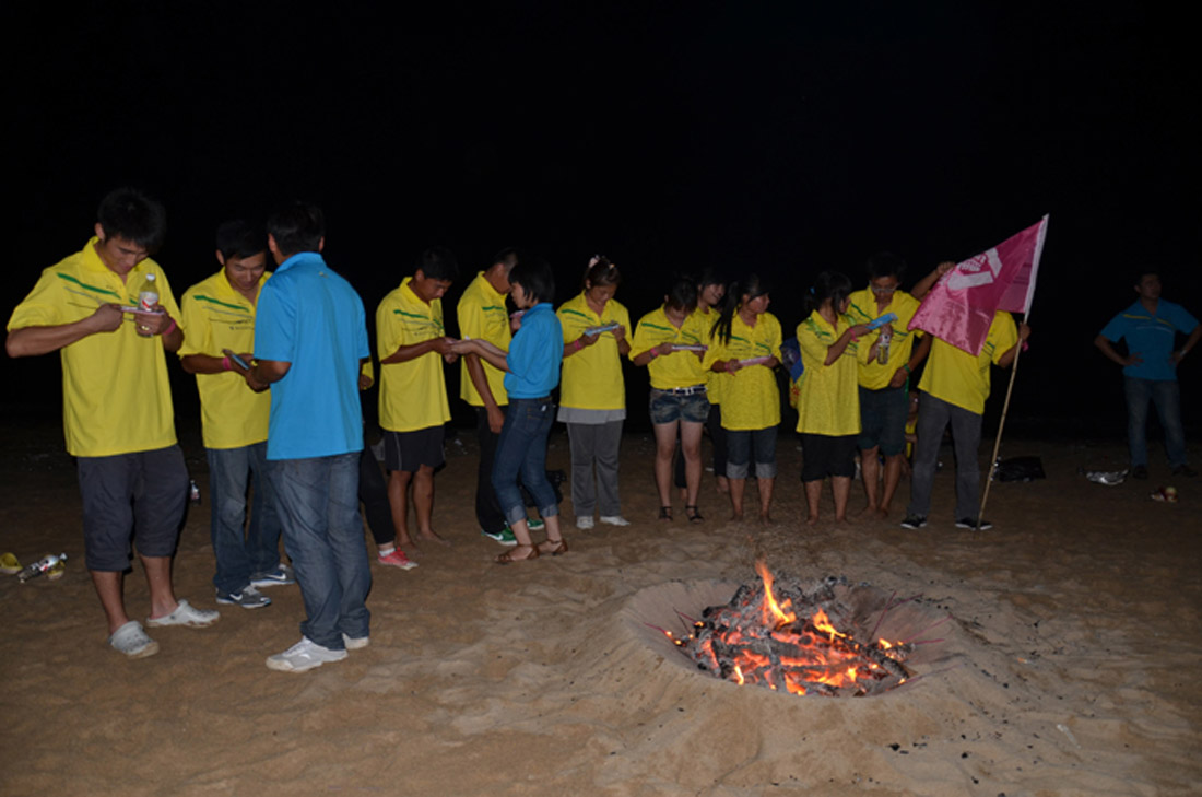 篝火燃激情,烟花载欢乐--集团公司首次举行篝火晚会(图10) 篝火燃激情,烟花载欢乐--集团公司首次举行篝火晚会(图10)