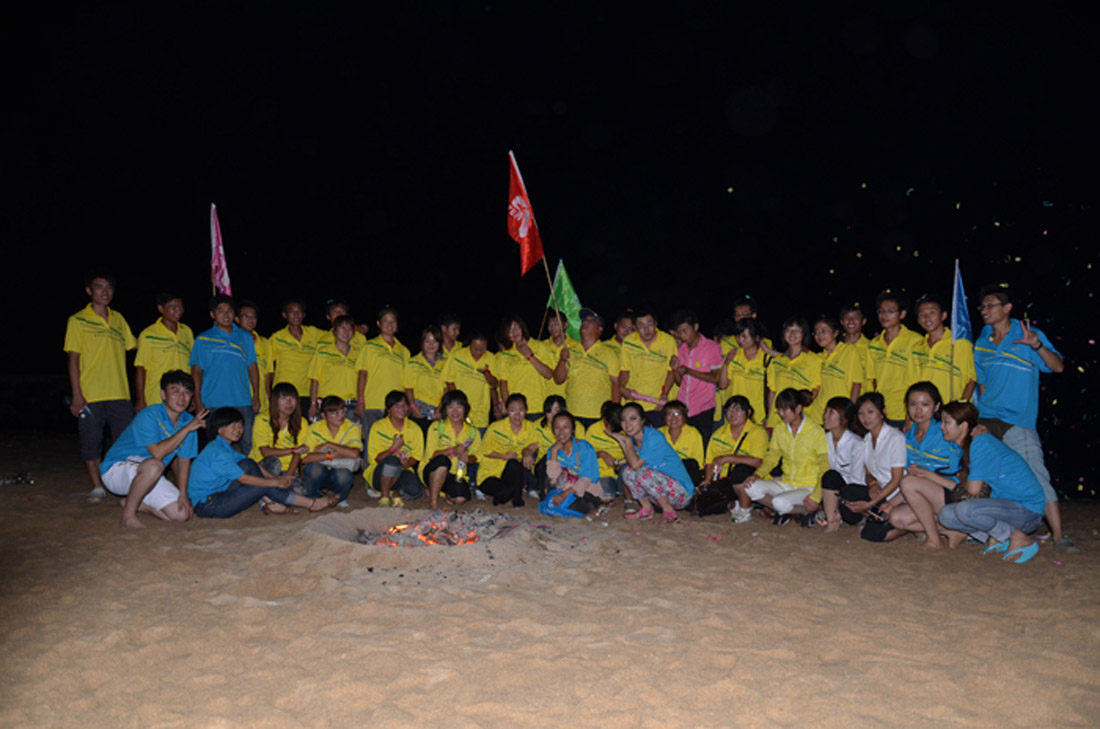 篝火燃激情,烟花载欢乐--集团公司首次举行篝火晚会(图11) 篝火燃激情,烟花载欢乐--集团公司首次举行篝火晚会(图11)