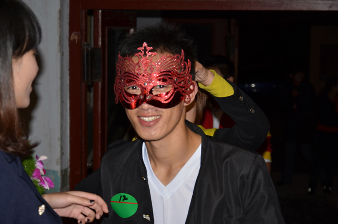 金秋,我们约会吧——集团公司举行首届单身青年化妆舞会(图1) 金秋,我们约会吧——集团公司举行首届单身青年化妆舞会(图1)