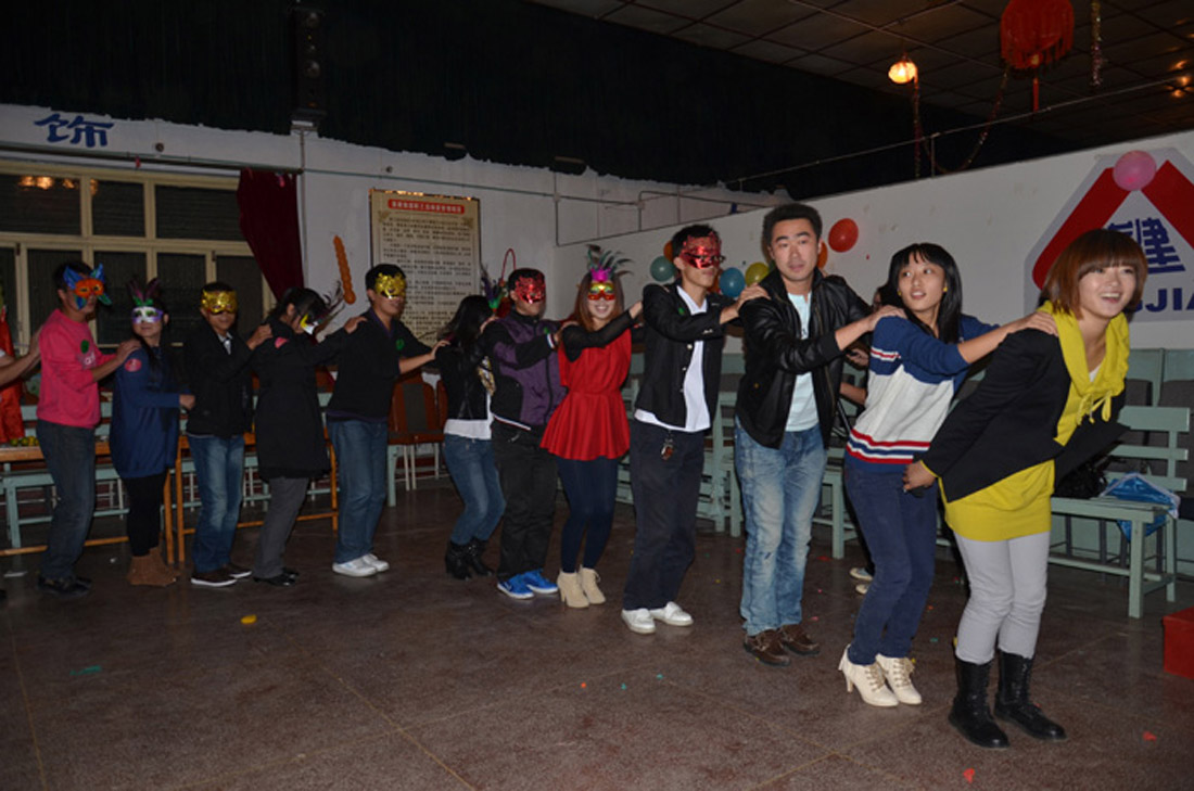 金秋,我们约会吧——集团公司举行首届单身青年化妆舞会(图2) 金秋,我们约会吧——集团公司举行首届单身青年化妆舞会(图2)