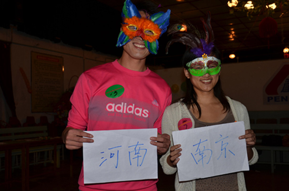 金秋,我们约会吧——集团公司举行首届单身青年化妆舞会(图3) 金秋,我们约会吧——集团公司举行首届单身青年化妆舞会(图3)