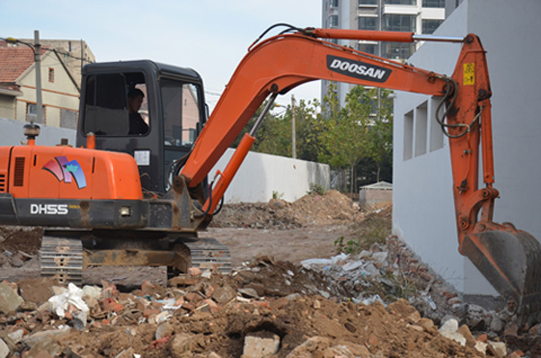 海琴苑物业加班加点赶工期 为业主营造绿意葱茏的暖冬(图1) 海琴苑物业加班加点赶工期 为业主营造绿意葱茏的暖冬(图1)
