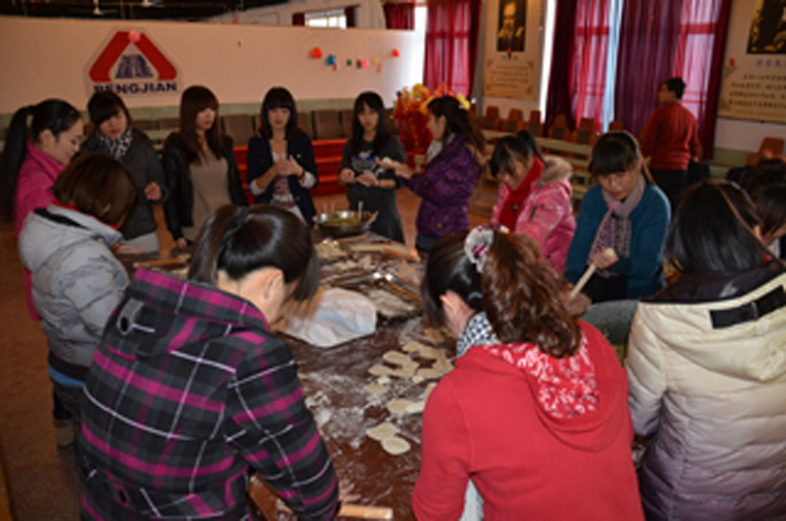 饺子热腾腾,冬日暖洋洋 集团开展第七期大学生活动日(图1) 饺子热腾腾,冬日暖洋洋 集团开展第七期大学生活动日(图1)
