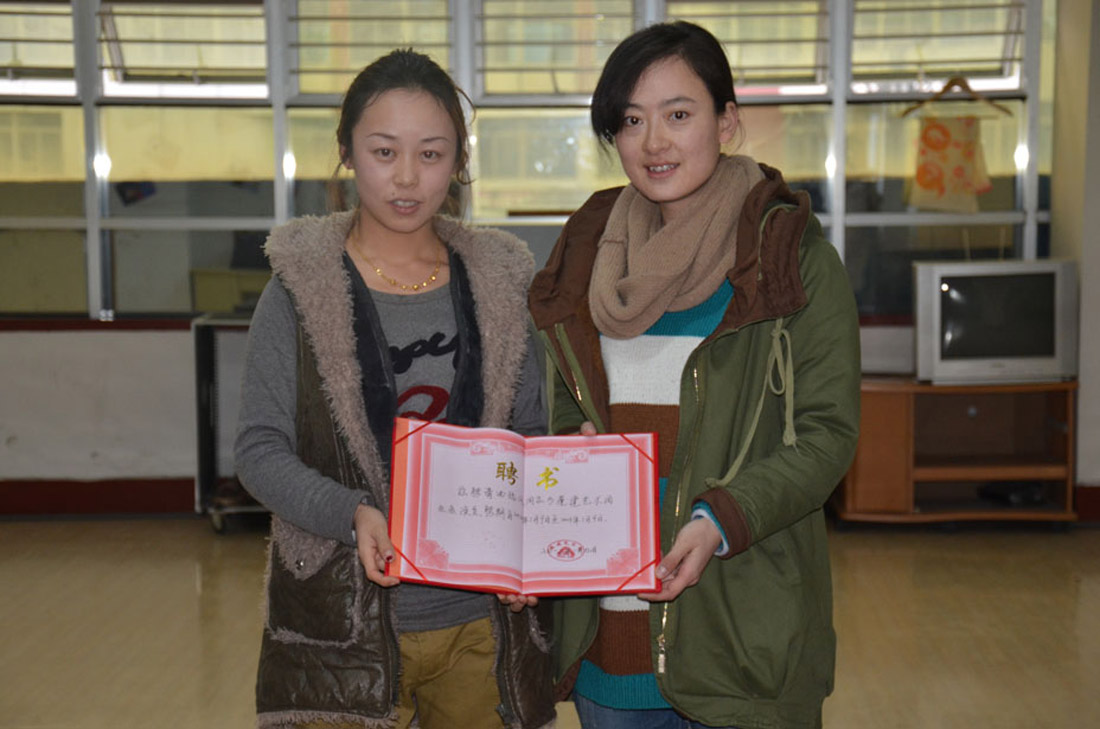 艺术团为第二批业余演员发放聘书(图1) 艺术团为第二批业余演员发放聘书(图1)