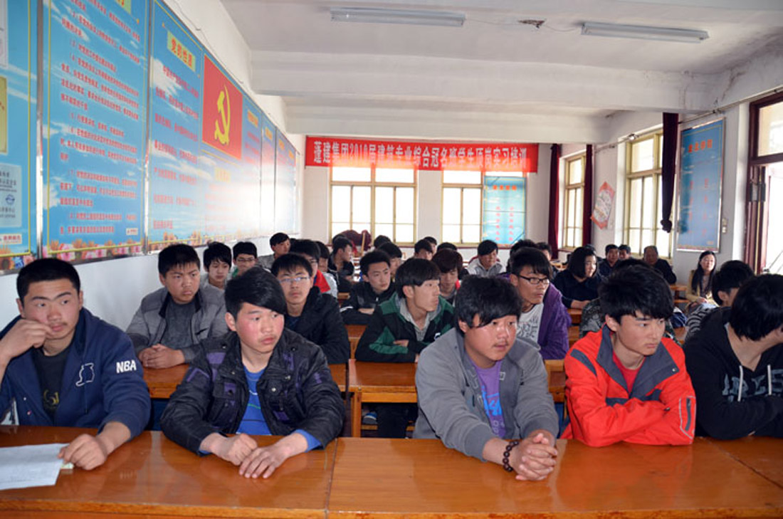 冠名班学生顶岗实习一个月总结会议召开(图1) 冠名班学生顶岗实习一个月总结会议召开(图1)