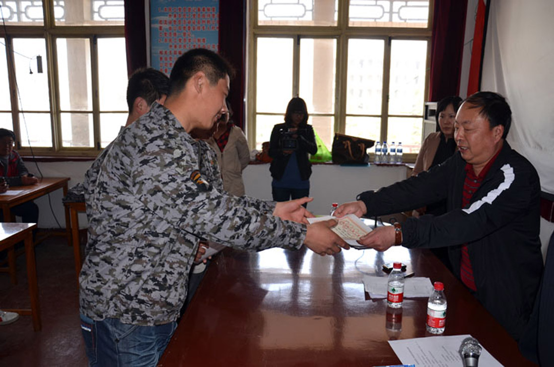 冠名班学生顶岗实习一个月总结会议召开(图5) 冠名班学生顶岗实习一个月总结会议召开(图5)