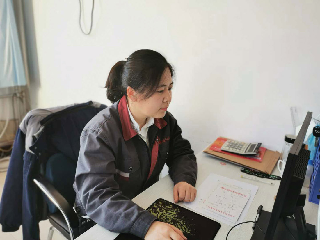 谁信花中原有笔 毫端方欲吐春霞 ——记碧海污水处理公司办公室主任赵甜(图1) 谁信花中原有笔 毫端方欲吐春霞 ——记碧海污水处理公司办公室主任赵甜(图1)