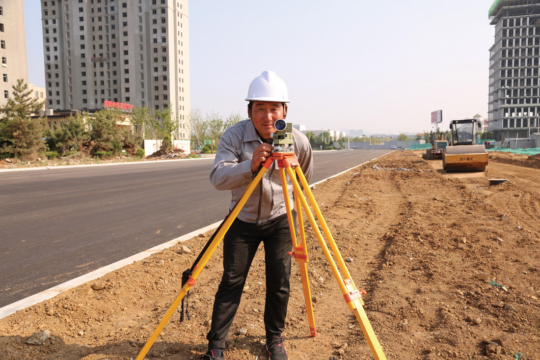 甘当铺路石 奉献为坦途 ——记市政公司项目经理张中敬(图1) 甘当铺路石 奉献为坦途 ——记市政公司项目经理张中敬(图1)