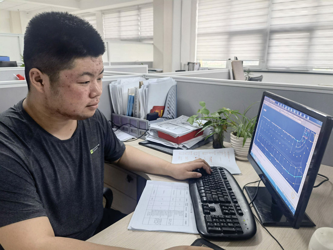 奋斗的青春才是美丽的青春 ——记益盛装饰设计师包臣(图1) 奋斗的青春才是美丽的青春 ——记益盛装饰设计师包臣(图1)