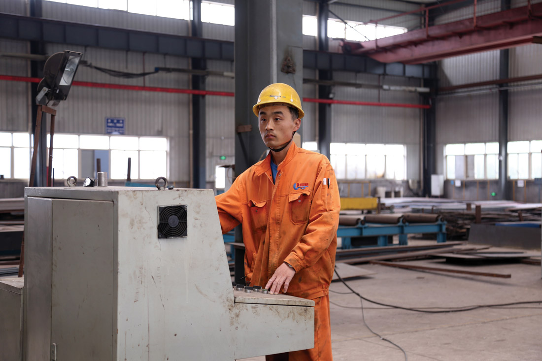 用奋进之笔书写精彩人生 ——记钢结构总公司数控、包装班班长孙浩(图1) 用奋进之笔书写精彩人生 ——记钢结构总公司数控、包装班班长孙浩(图1)